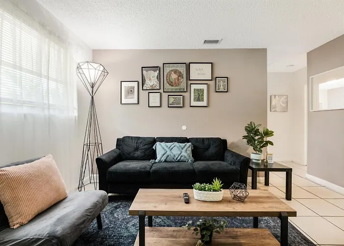Stylish & Central 2Br Apt Close To Downtown