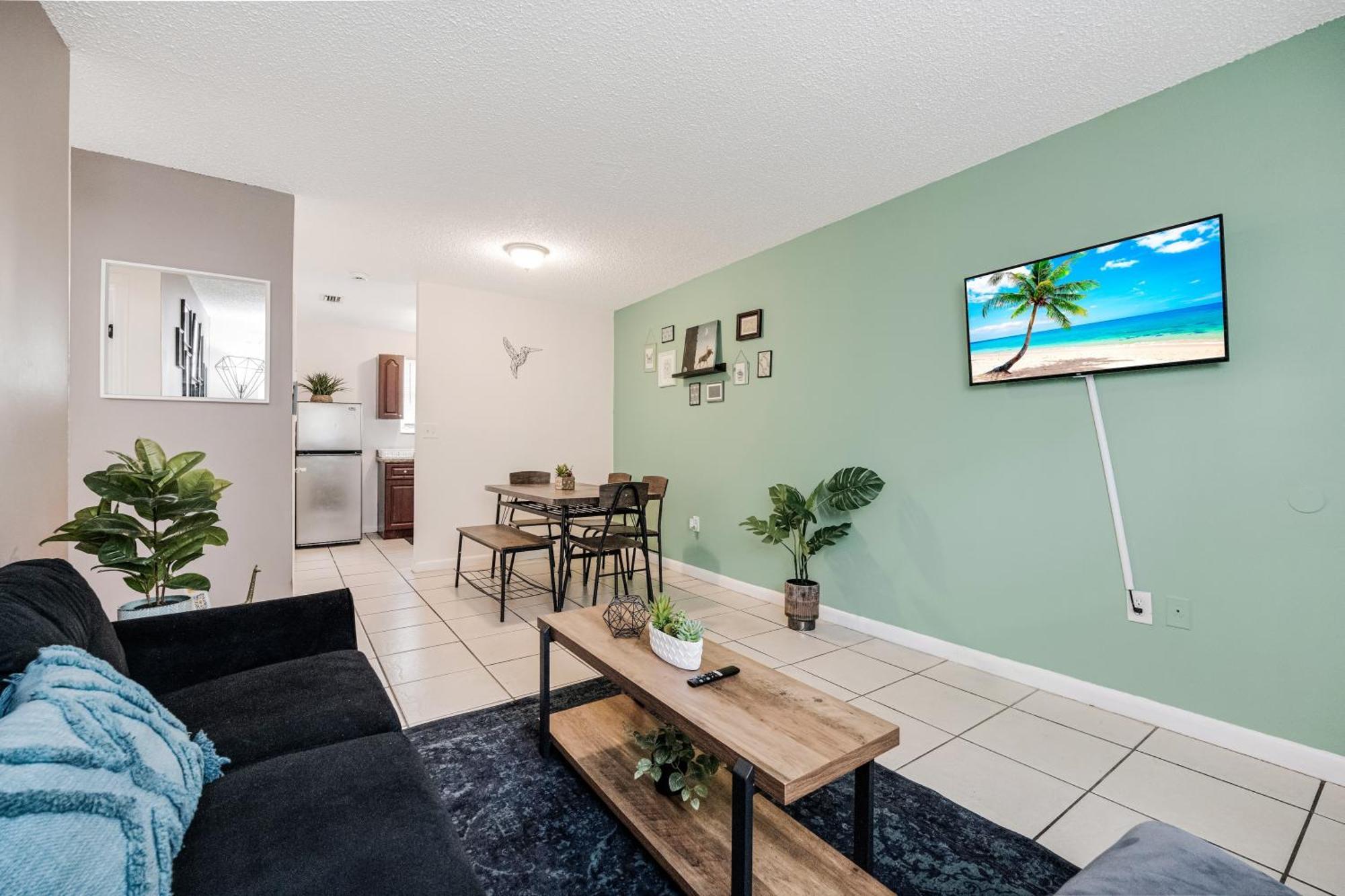 Stylish & 2br Close To Downtown Apartment
